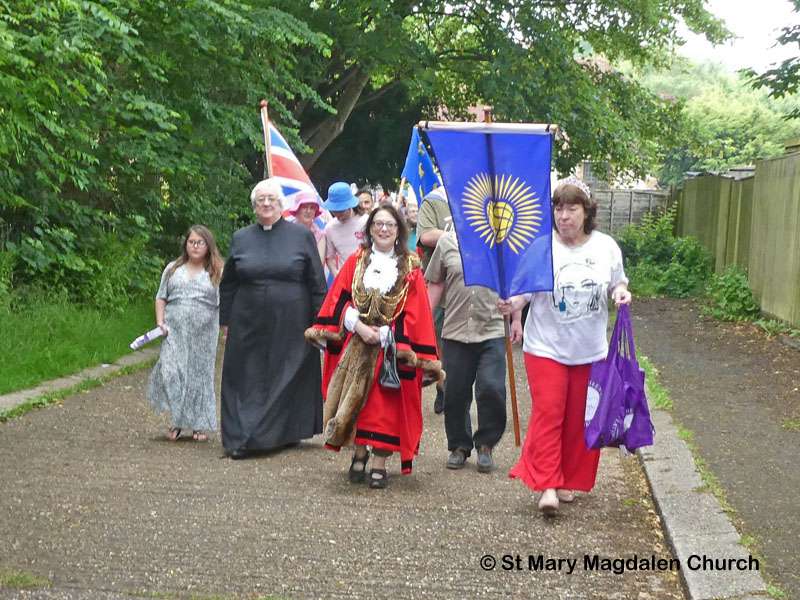 Mayor leads procession to New Larchwood